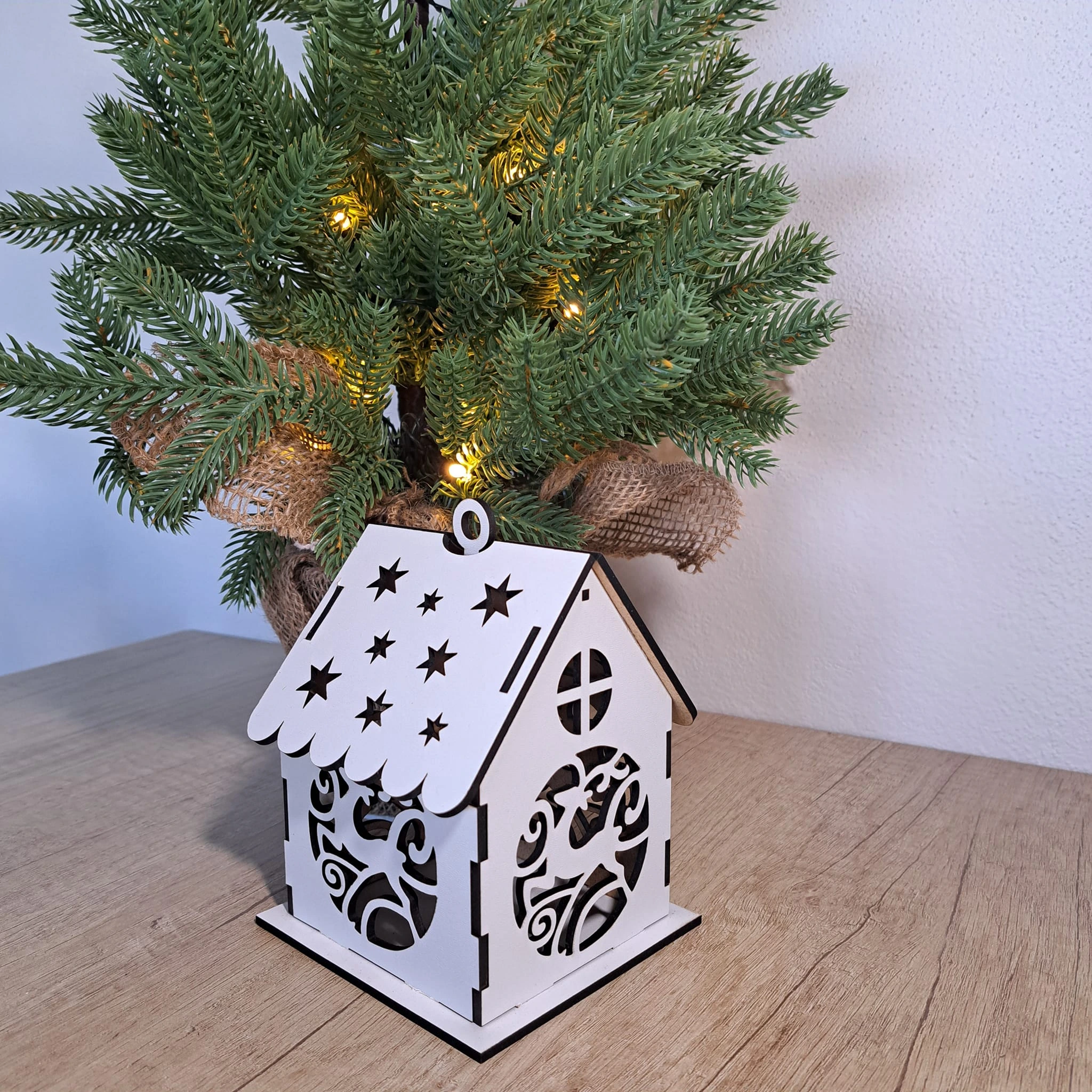 Ozdôbky na stromček a perníkový domček